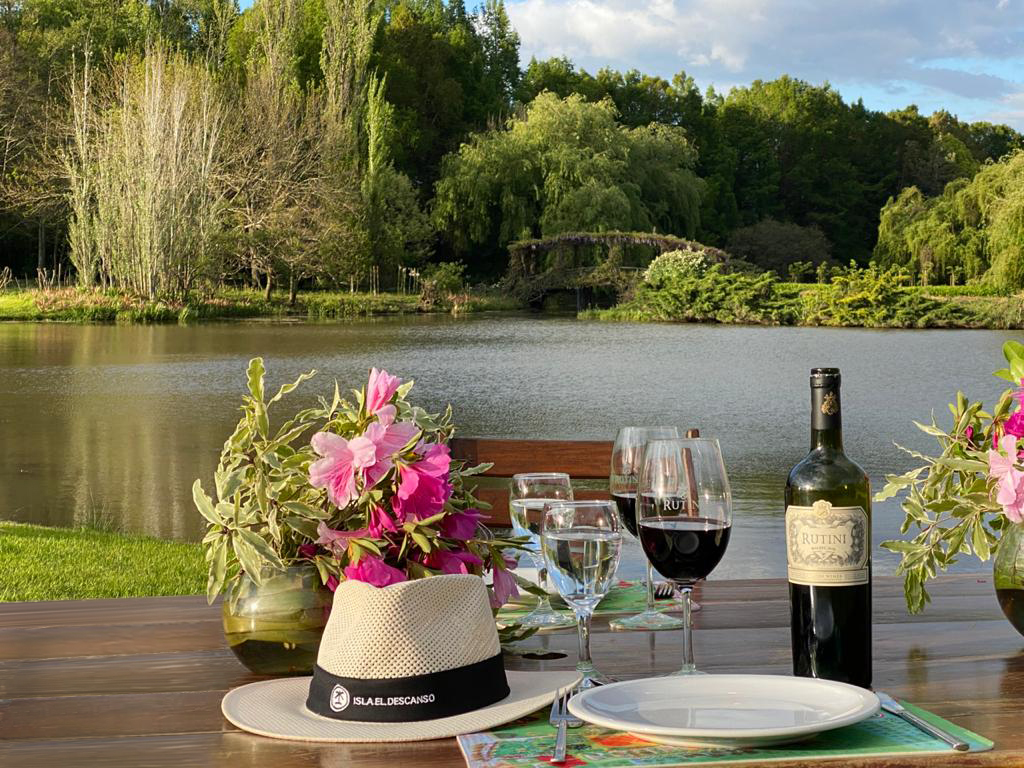Vinos Rutini junto a la laguna de Isla El Descanso